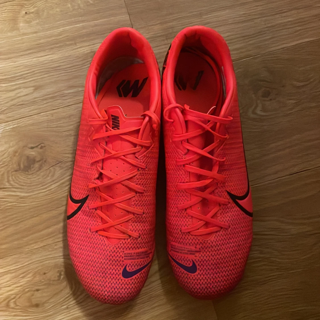 Nike fotbollsskor i neonröd, stl 43 - 3