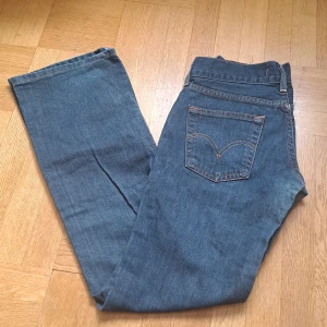 Levi's 557 blå jeans bootcut - Säljer ett par klassiska Levi's 527 jeans i blå denim. Modell "Eve" square-cut straight,  har bootcut och låg midja. Storlek W28 L34. Pris är diskuterbart 😊🩷