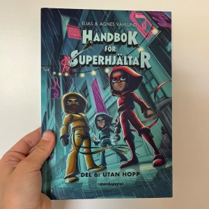 Barnbok/ ksiạžka dla dzieci. Handbok för superhjältar: Del 6 - Utan hopp.  - Följ superhjälten Röda Masken och hennes vänner i ett spännande äventyr där sju barn försvunnit och staden är i chock. Fylld med action, vänskap och coola illustrationer – perfekt för dig som gillar superhjältar och mysterier! Helt ny! Köpt för 210kr!