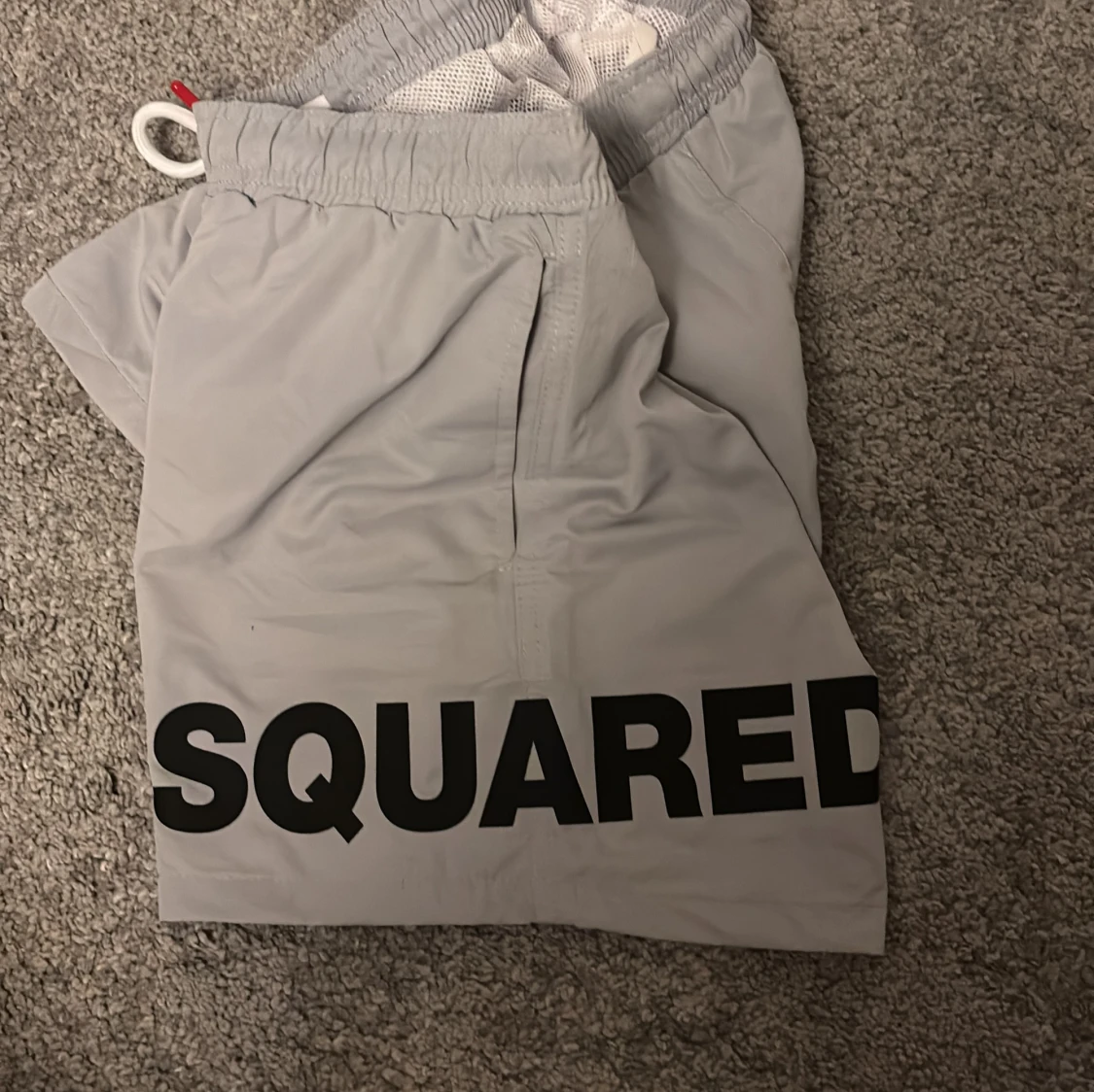 Gråa DSQUARED2 badshorts med tryck - 2