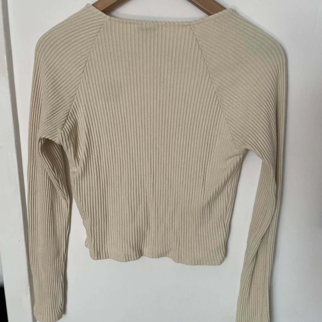 Ljusgul ribbad tröja från Gina Tricot - 1