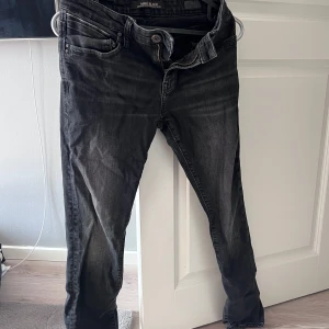 Svarta jeans från Mavi Black - Snygga svarta jeans från Mavi Black, modell Jake. Den är storlek 29/32🖤