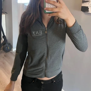 Grå zipjacka från EA7 Emporio Armani - Snygg grå zipjacka från EA7 Emporio Armani i storlek 12år/154🩶