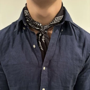 Scarf - Hej!! Säljer denna riktigt snygga scarfen som är perfekt nu till sommarn, skick 10/10 inplastade har flera av samma färg om ni är intresserade så kan ni få rabbat om ni köper flera🙌 liknar John Henric scarfs där ny pris är 450 och här får ni för bara 149🔥🔥