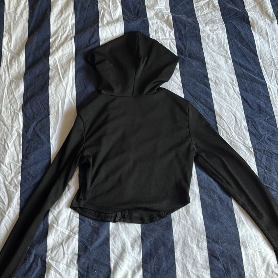 Svart croppad hoodiejacka med dragkedja - 1