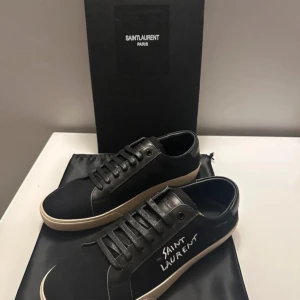 Svarta Saint Laurent sneakers - Hej säljer mina saint lourent skor måste få sålt snabbt därav priset hör av er först till kvarn som gäller helt splitter nya aldrig använda storlek 44 men passar 43 också