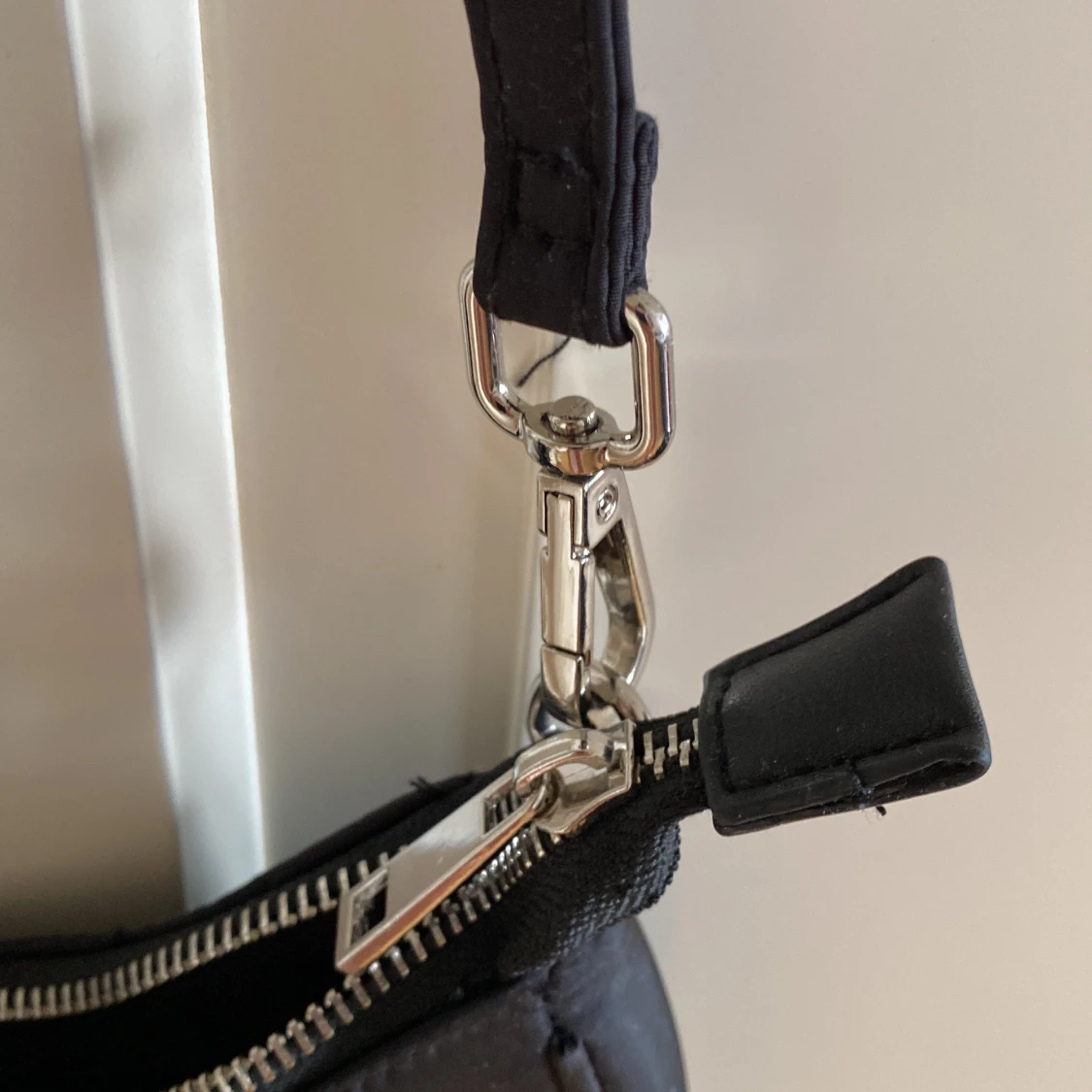 Svart axelväska från Bershka - 4