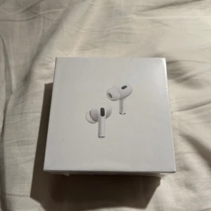 EarPods PRO gen 2  - Oöppnat par, bra ljud, snabb att koppla till.