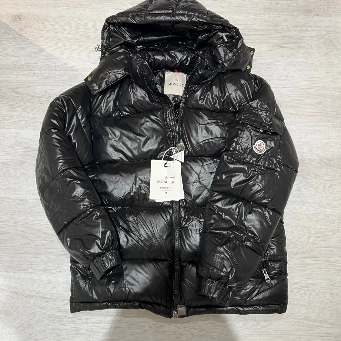 Svart Moncler pufferjacka med huva