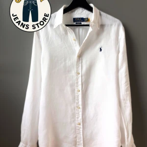  linneskjorta Ralph Lauren  - Linne skjorta från Ralph Lauren i utmärkt skick. Skick: 9/10 , Storlek M, 100% Linne, Nypris 2100 kr. Kommer med QR kod.