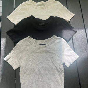 3-pack ribbade t-shirts från Even&Odd - Finns enskilda T-shirtar på min sida om man bara vill köpa 1. Säljer tre ribbade t-shirts från Even&Odd i färgerna vit, svart och ljusgrå. Alla har rund halsringning och korta ärmar. Perfekta basplagg med snygg passform och mjukt material som känns skönt mot huden.
