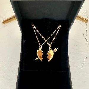 Arrow heart halsband  - Två matchande silver halsband med delade hjärthängen – perfekta att dela med en vän eller partner. Halsbanden är 100 % rost- och nickelfria. Kedjorna är 40 cm långa men kan förlängas med ytterligare 5 cm. Hör gärna av dig om du har några frågor ☺️