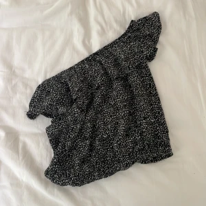 Snygg unik topp - Super fin topp! Vintage ifrån hm💞 Du kan ha den både som off shoulder, one shoulder eller på båda axlarna om du vill!