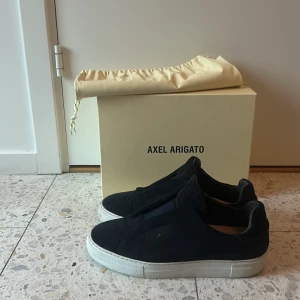 Marinblåa Arigato Skor - Mörkblåa Arigatos i storlek 42. Sparsamt använda. Nypris ligger på 2600- mitt pris: 1500kr. Pris går att diskuteras vid snabb affär. Finns inte att köpa nya.