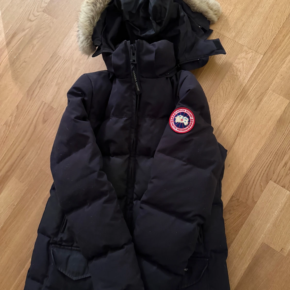 Svart dunjacka med päls från Canada Goose