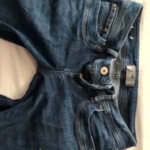 Ltb jeans  - Säljer dessa blåa ltb jeans, använt ett fåtal gånger men i jätte fint skick. Midjemått 37, inrebenlängd 76, utsvängda och lågmidjade