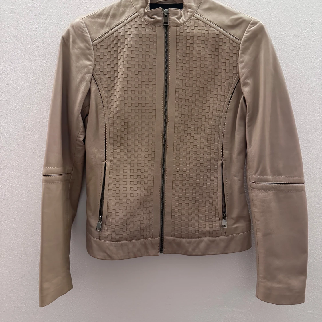 Beige skinnjacka med flätad detalj