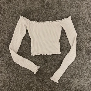 Vit ribbad offshoulder topp  - Söt croppad off shoulder topp. Storlek xxs från New Yorker. Sitter fint och mjukt material. 