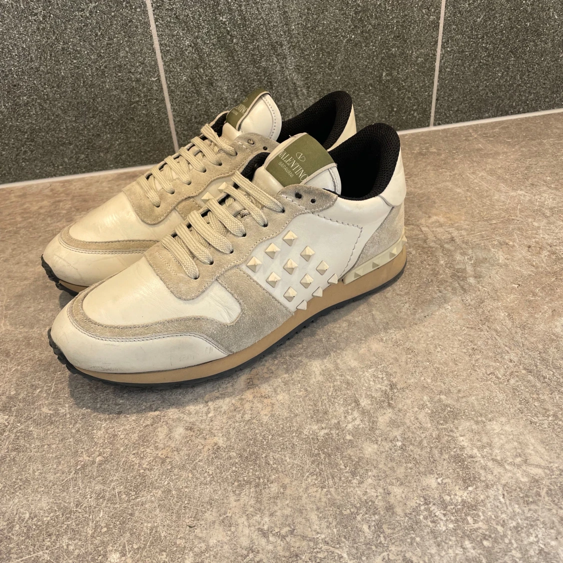 Beige sneakers från Valentino - 2