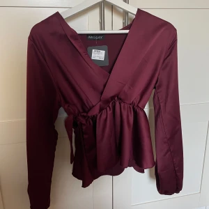 Vinröd satin topp  - superfin vinröd satin blus från missäy i storlek xs/s helt oanvänd med lappen kvar ❤️‍🔥❤️‍🔥