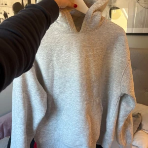 Grå hoodie - Säljer denna sjuuuuukt gosiga och mjuka hoodien från Gina! Så mysig att dra på sig på kvällen framför tvn!❤️😍