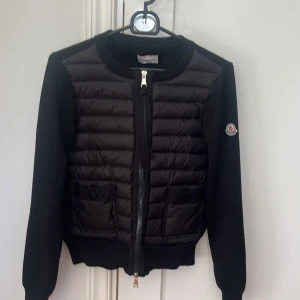 Moncler cardigan - Säljer en äldre model i storlek S av moncler cardigan, den är äkta går att scanna, i mycket bra skick, knappt använd.