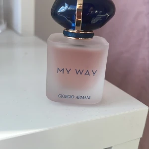 My Way Parfym från Giorgio Armani - Säljer min Armani parfym eftersom den inte kommit till användning, är inte säker om vilken storlek det är💞skriv om ni har några frågor⭐️