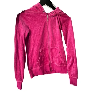 Hoodie/Kofta - Kofta/hoodie med dragkedja från Cubus. Storlek XS. Påminner lite om Juicy Couture