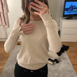 Beige tröja ZARA - Biege långarmad tröja med detaljer på armarna, tröjan är från Zara och säljs inte längre! Köpt för 400kr säljer för 200kr, storlek xs💗💗