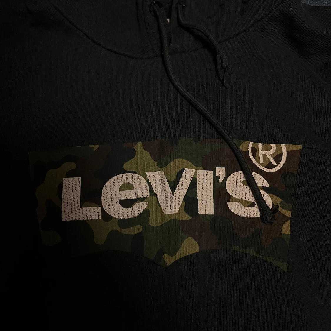 Svart hoodie från Levi's med kamouflagemönster - 1