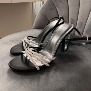 Klackar  - Jätte söta klackar ifrån mango, nästan aldrig använd jätte fint sick. Ifrån mango storlek 39