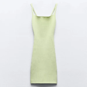 Ljusgrön ribbad klänning - Snygg ljusgrön ribbad klänning med smala axelband. Perfekt för en somrig look. Klänningen har en enkel och stilren design som passar till många tillfällen.