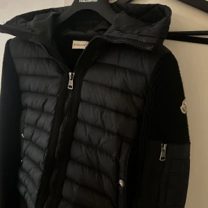 Svart cardigan från Moncler - Jackan har nu blivit för liten för mig så passar på att lägga ut den till våren då du ofta kommer ha användning för den (pris kan diskutera) 