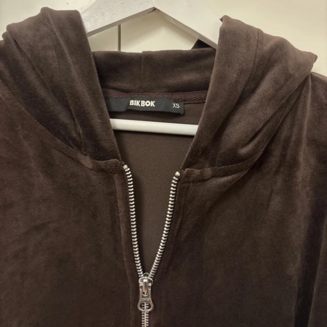 Brun hoodie från Bik Bok - 1