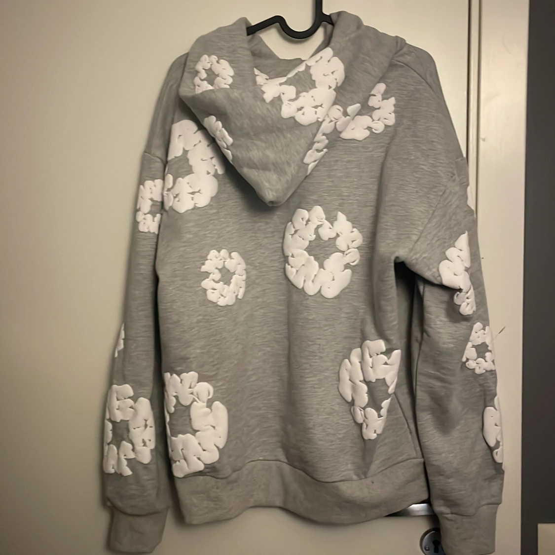 Grå hoodie från Denim Tears - 1