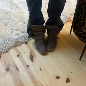 Isabell Marant likande skor  - Isabell Marant likande skor, använt skick men jätte snygga. Jag har 37 men de passar mig! 