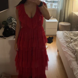 Röd balklänning - Säljer nu min superfina balklänning från Lace & Beads. Endast använd 1 gång. Jag är 170 cm lång och har inga klackar eller skor på mig på bilden. ❤️
