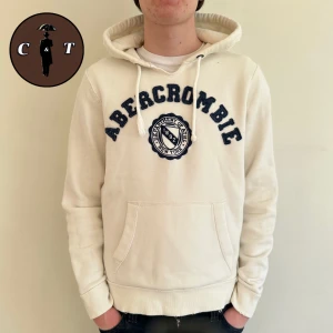 Abercrombie & Fitch Hoodie 🫎 - Abercrombie & Fitch Hoodie | Skick 8/10 | Nypris 849kr, vårat pris endast 399kr | Storlek M | Svarar gärna på era frågor och funderingar!