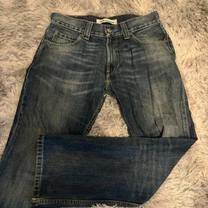 Levis 506 jeans - Superfina vintage 506 jeans från Levi’s. Knappt använda med alla detaljer fortfarande kvar. Säljer på grund av att dem är för små för mig. Världens snyggaste och klassiska jeans som passar till alla stunder!   Storleken på lappen är 32/30 