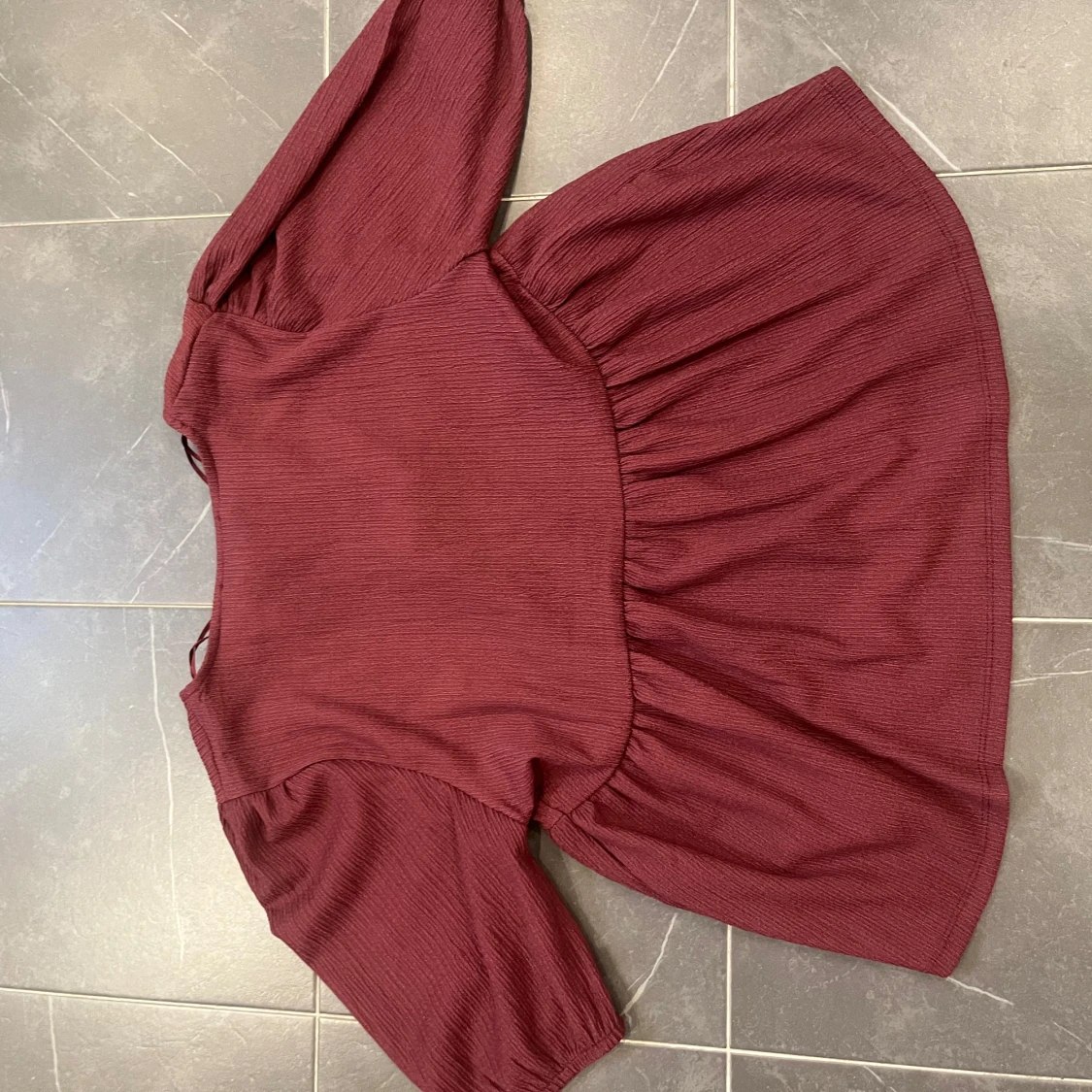 Vinröd blus med knytning från Etéa 1999 - 3