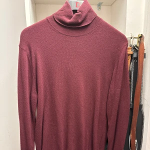 Vinröd polotröja - Snygg vinröd polotröja med långa ärmar. Perfekt för kyligare dagar och ger en stilren look.