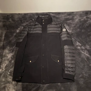  Colmar warrior höst/vårjacka - Snygg svart jacka i fint skick från Colmar med quiltade detaljer och dragkedja. Jackan har långa ärmar och knappar framtill. Perfekt för svala vårdagar med sin stilrena design och praktiska fickor. Nypris 6000kr