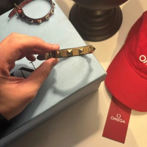 Valentino Armband  - Valentino Armband till salu! Armbandet är One-Size och passar inprincip alla. Beiget med guldiga spikar. Unisex modell. Ny pris Ca 3000! Ingen låda etc, Endast armbandet!