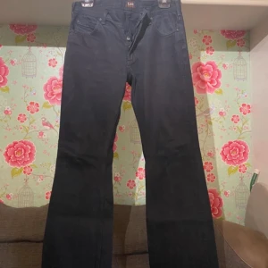 Svarta jeans från Lee - Snygga svarta jeans från Lee med klassisk design. 