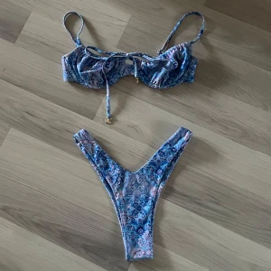 Bikini - Galet fin bikini från kulani kinis med gulddetaljer i ett mönster som inte längre går att få tag på. Bikinin är självklart helt ny!🤍