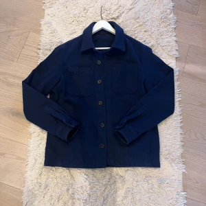 Donce de la sense overshirt - Hej, säljer nu min overshirt från donce de la sense som är i storleken S som passar perfekt nu till våren och även till sommarkvällar. Har inte använt den så många gånger så den är använd i sparsamt skick och i skick skulle jag säga att den är 8/10. Den är köpt för 1700 kr på hemsidan. Skulle säga att den är mer regular fit och inte slim, tänker mig att den även kan passa er som bär storlekar så som M. För mer frågor är det bara att DM:a✅😁 /Mvh