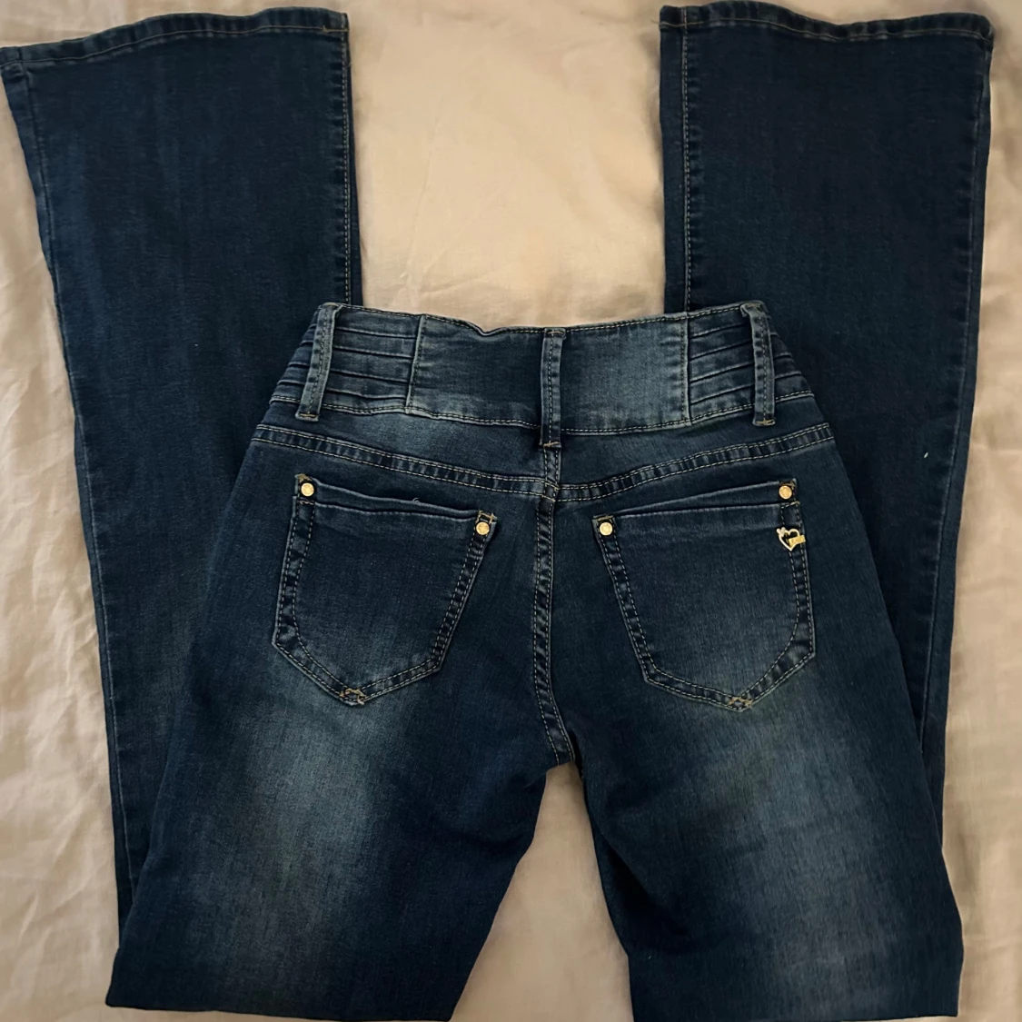 Mörkblåa lågmidjade jeans