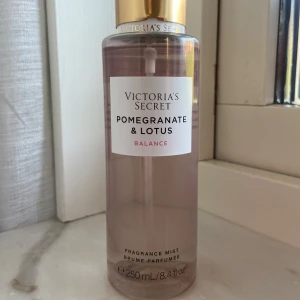 Pomegranate & Lotus Fragrance Mist från Victoria's Secret - Fräsch och uppfriskande doftmist från Victoria's Secret med noter av granatäpple och lotus. Den är aldrig använd då jag fick två likadana🥰korken är lite bucklad då den köptes utomlands och skadades lite på korken under resan hem😇