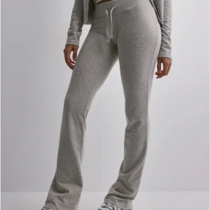 Grå mjukisbyxor från nelly - Snygga och bekväma grå mjukisbyxor med snörning i midjan från Nelly . Byxorna har en tight passform och är tillverkade i mjukt material.