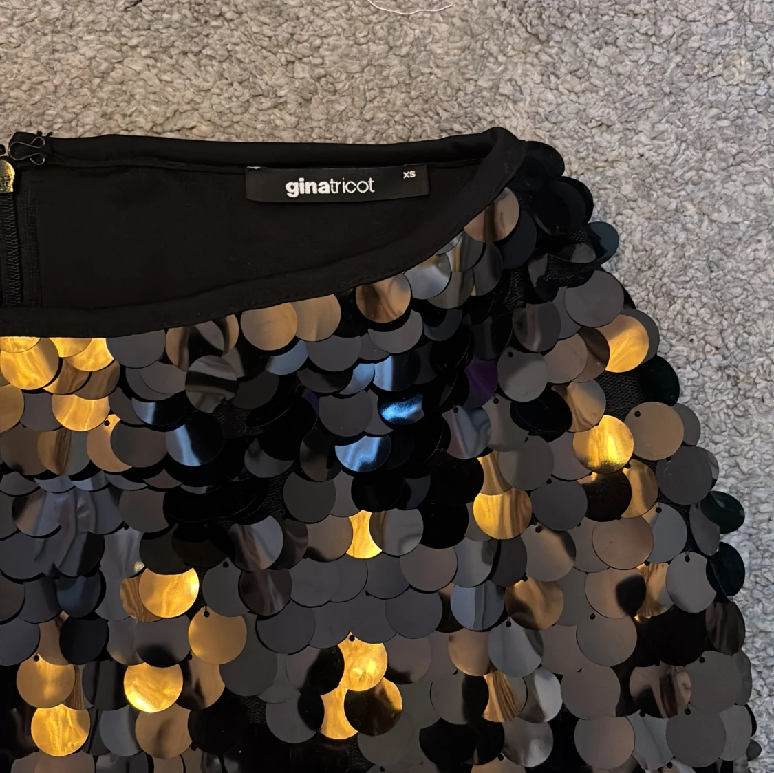 Svart paljettkjol från Gina Tricot - 2
